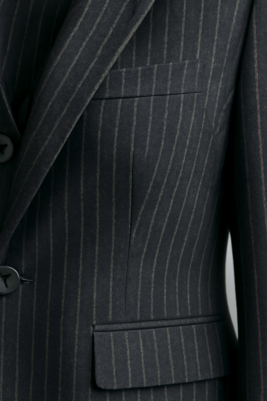 نمای نزدیک از جنس پارچه pinstripe و دوخت کت شلوار ژیلهدار سه تکه زنانه